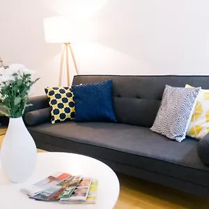 Bright, And Stylish Apartamento